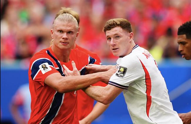 Haaland va Anderson da xay ra xich mich trong tran dau giua Anh va Na Uy tai World Cup.